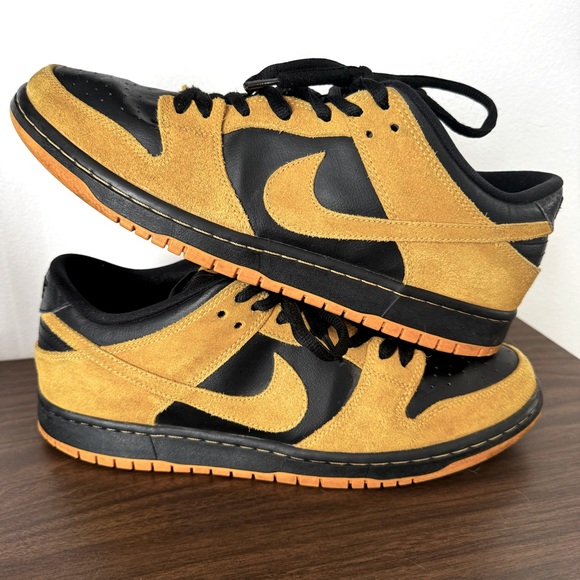 Nike SB Dunk Low Iowa Sneakers - Picture 6 of 10